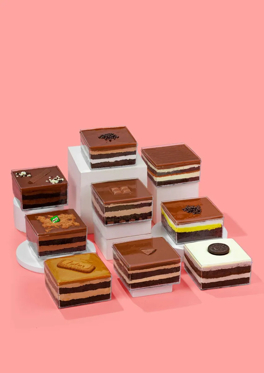 Aneka dessert box Bittersweet disusun di atas podium putih