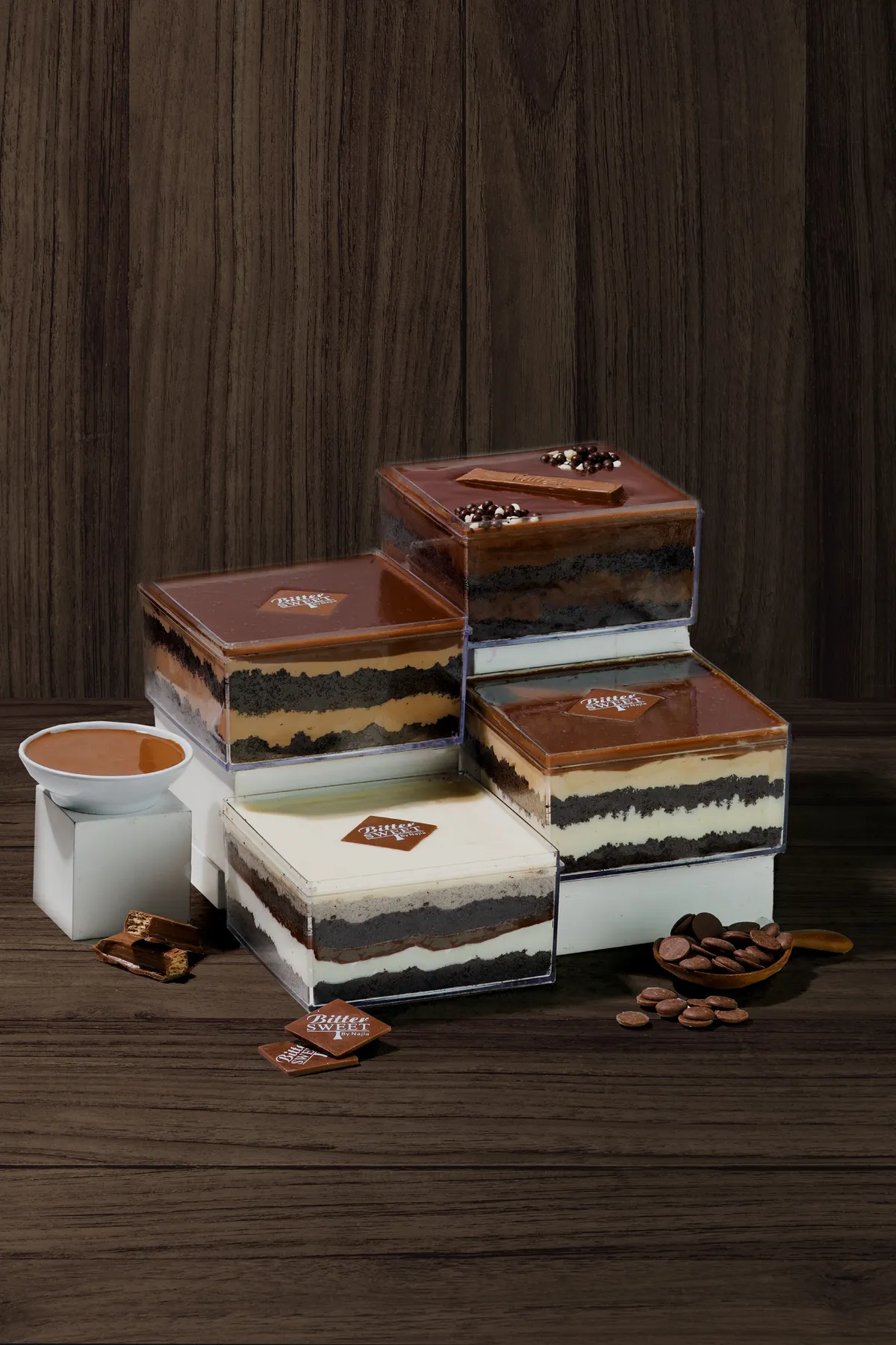 Tumpukan dessert box cokelat Belgia di atas meja kayu